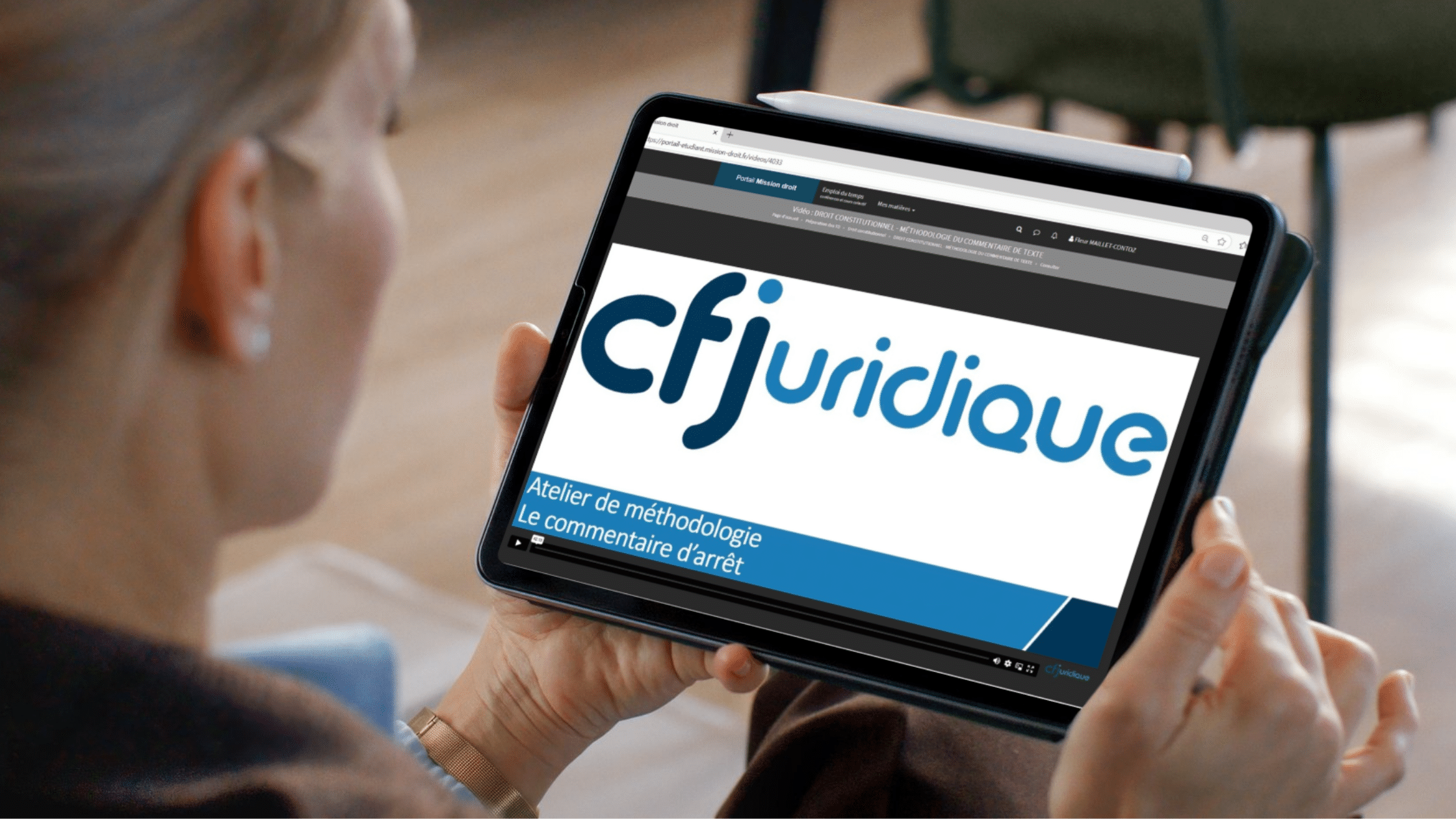 Femme regardant un cours juridique