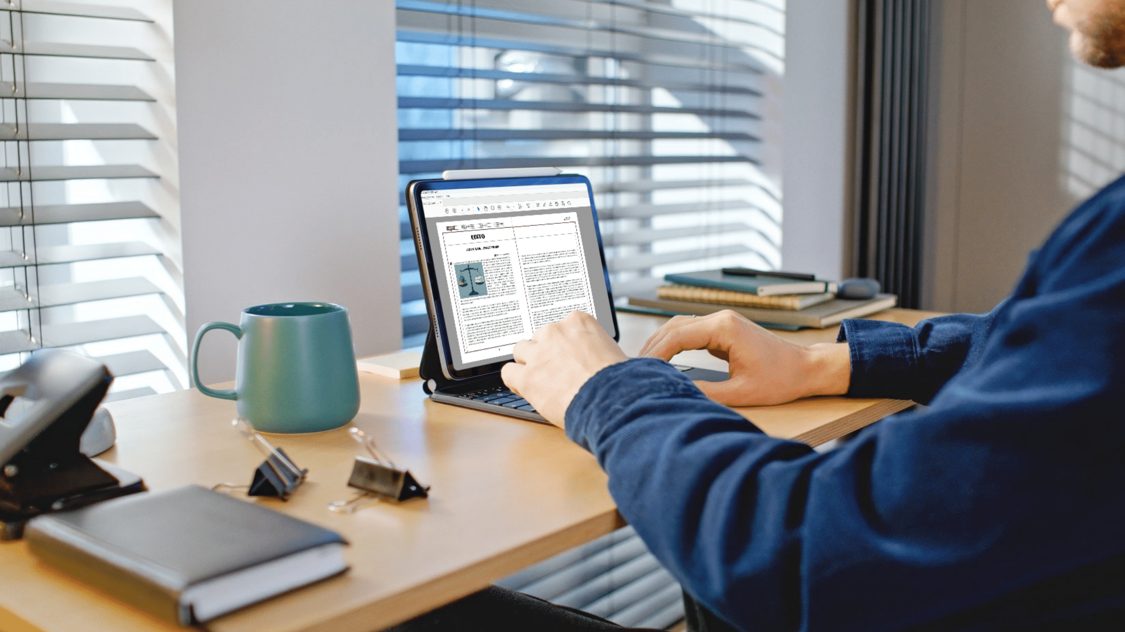 Personne travaillant sur une tablette